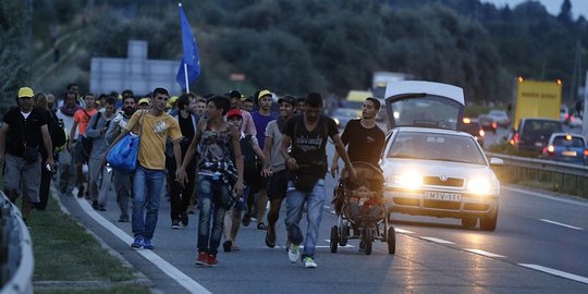 Ribuan pengungsi jalan kaki dari Hungaria ke Austria