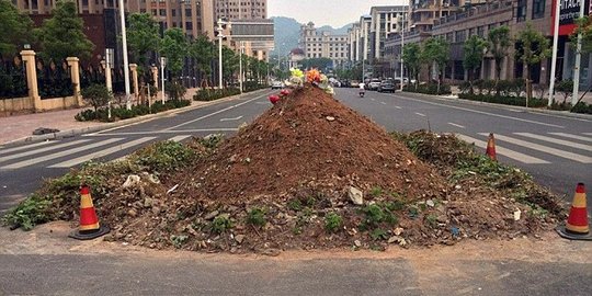 Unik, kuburan ini tepat di tengah jalan raya, jadi tontonan turis