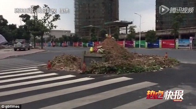 kuburan di tengah jalan di china