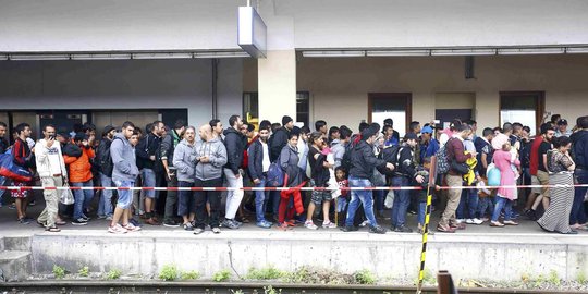 Ribuan imigran membeludak masuk ke Austria