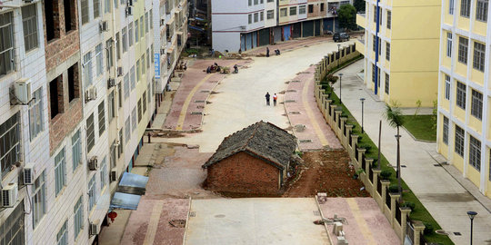 Dari rumah hingga kuburan, lima bangunan ini bertahan di jalan raya