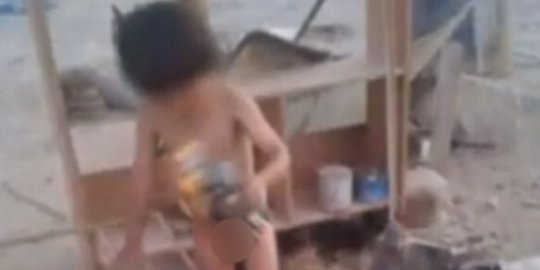Bocah dua tahun ini menyusu pada anjing bunting
