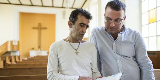 Supaya dapat suaka, imigran Timur Tengah di Jerman masuk Kristen