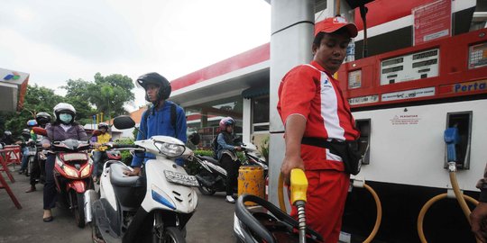 Inkonsistensi pemerintah dinilai bikin Pertamina rugi jual premium