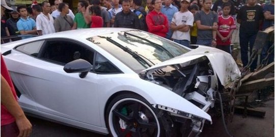 Lamborghini tabrak motor di Kelapa Gading, 1 korban luka