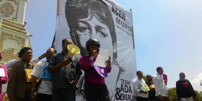 Demo soal HAM massa bentangkan poster Munir