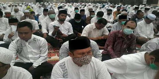 Asap di Riau semakin parah, masyarakat salat sampai pakai masker