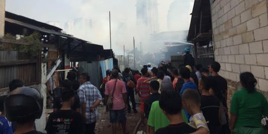 Lihat lapaknya terbakar, pengepul pingsan, kerabat menangis