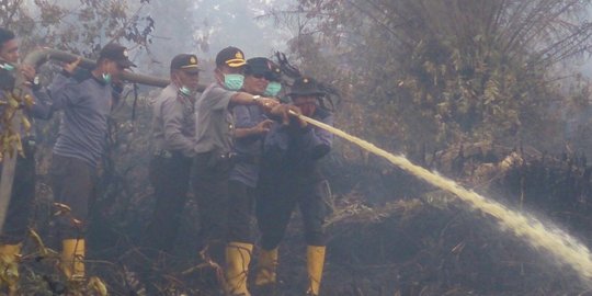 Melihat proses pemadaman kebakaran hutan di Pelalawan, Riau