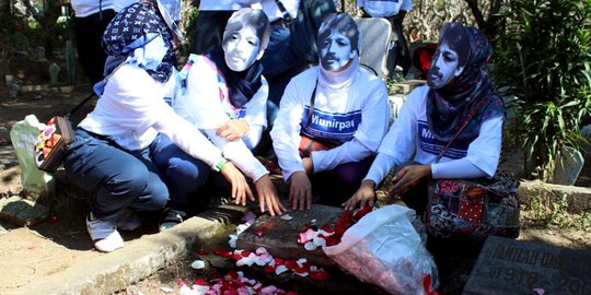 Kekhusyukan aktivis gelar tahlilan di makam Munir