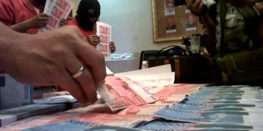 Bawa jimat semar, pengedar uang palsu Rp 100 juta dibekuk polisi