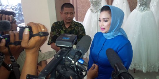 Senyum Lucy siap runtuhkan popularitas Risma di Pilwali Surabaya