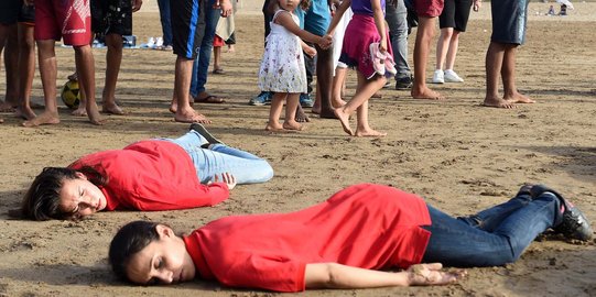 Gelar simpati untuk Aylan Kurdi, warga Maroko telungkup di pantai
