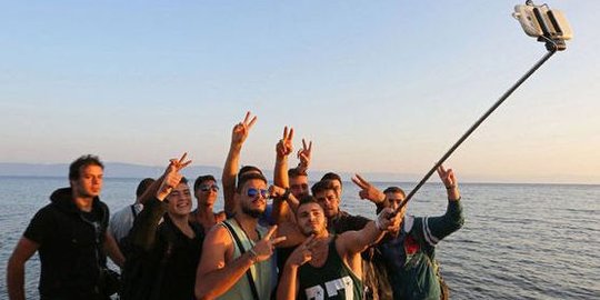 Pengungsi sukses masuk Eropa rayakan kedatangan dengan selfie