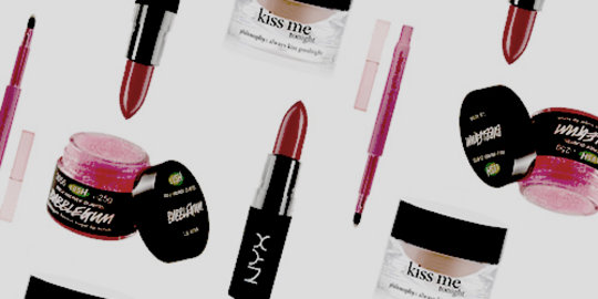 4 Cara agar lipstik melekat lebih lama di bibir