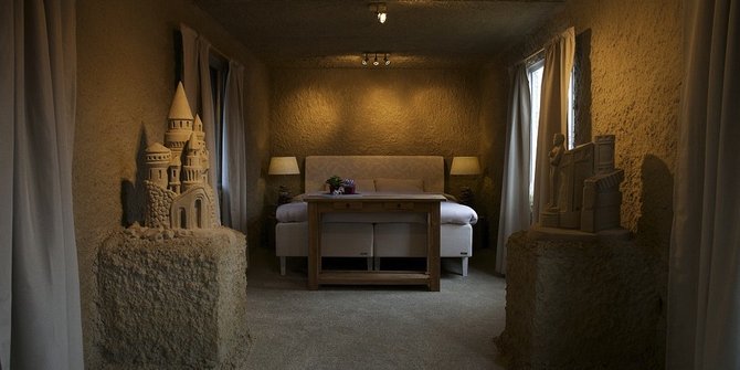 Menikmati sensasi unik menginap di hotel pasir