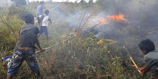 Warga dan petugas bahu-membahu padamkan kebakaran lahan di Tangsel