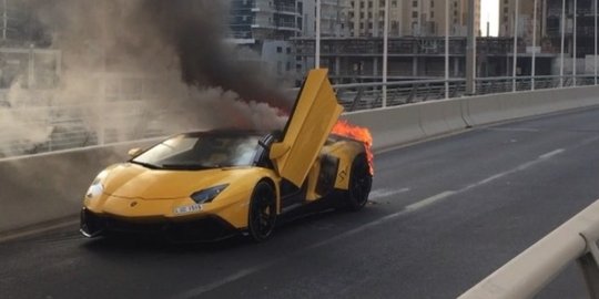  Mobil  Lamborghini  kembali terbakar  di tengah jalan 