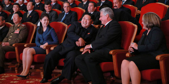 Gaya unik Kim Jong-un ajak Wapres Kuba nonton pentas seni usai rapat