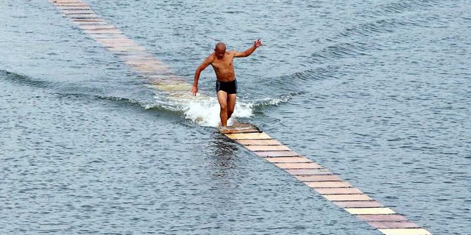 Biksu Shaolin ini pecahkan rekor jalan di atas air