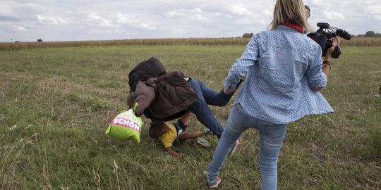 Ini aksi jahat juru kamera Hungaria tendang pengungsi gendong anak