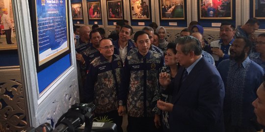 HUT Demokrat ke-14, SBY dan Ani Yudhoyono tinjau pameran foto di DPR