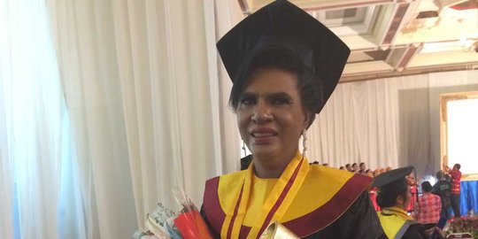 Mami Yuli, waria yang berhasil raih Magister Hukum
