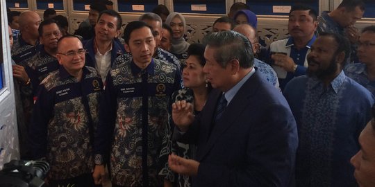 SBY kasih potongan tumpeng pertama HUT Demokrat ke Hinca Panjaitan