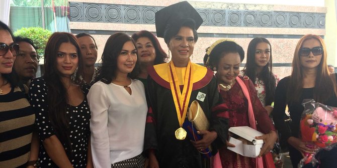 Tak cukup S2, waria Mami Yuli ingin jadi profesor Tak cukup S2, waria Mami Yuli ingin jadi profesor