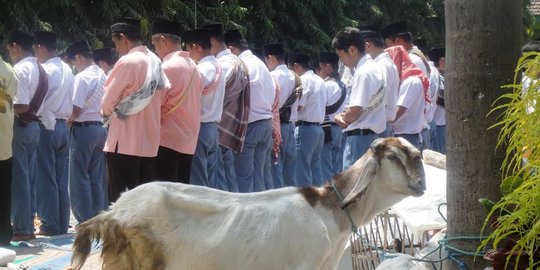 Salat Istiska, murid sekolah di Blitar sertakan kambing dan ayam