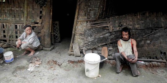 Nenek renta asuh 2 anak yang alami gangguan mental di gubuk reyot