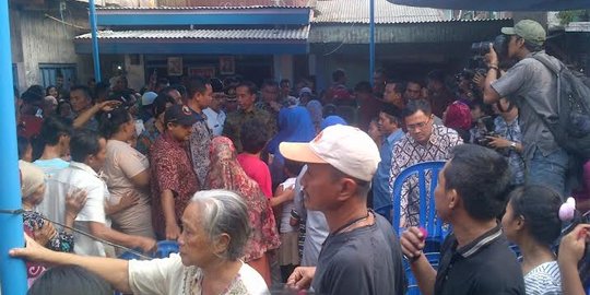 Masuk gang & lewati sungai kotor, Jokowi bagi sembako di Manggarai