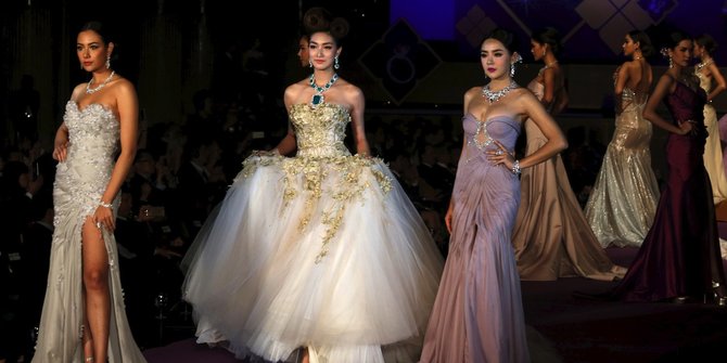 Aksi para model cantik Thailand di pameran perhiasan batu permata