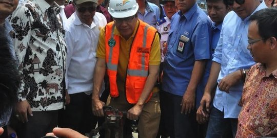 Aksi Menko Rizal Ramli bongkar jalan yang tutupi rel di Priok