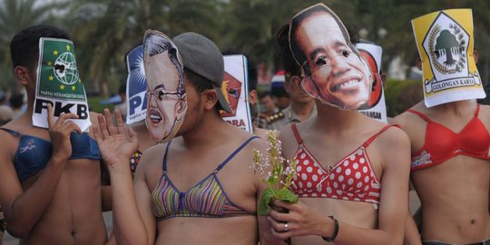 Tuntut Jokowi-JK mundur, aktivis demo pakai bra di depan Istana