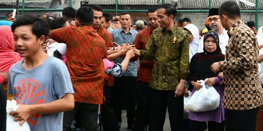 Presiden Jokowi bagi-bagi sembako di Menteng Dalam