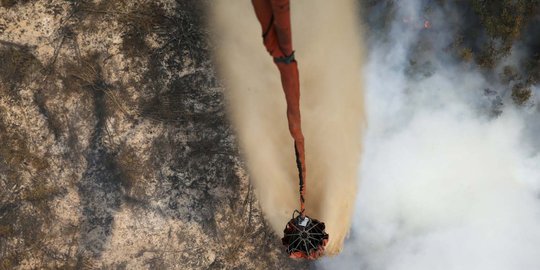 Menyaksikan bom air padamkan kebakaran hutan di Ogan Komering Ulu