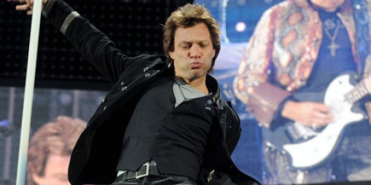 Sempurna, saksi bisu konser Bon Jovi sudah berdiri tegak