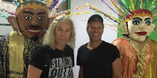 Injakkan kaki di tanah Betawi, Bon Jovi pose bareng Ondel-Ondelk