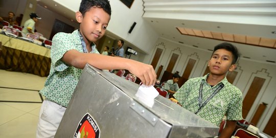 Antusiasme siswa SD laksanakan simulasi Pemilu di Gedung KPU