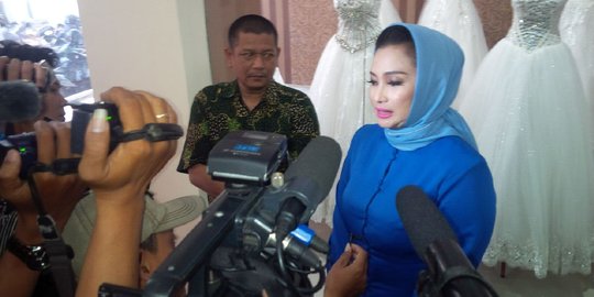 Pasangan Rasiyo-Lucy dinilai paling ideal jadi lawan Risma-Whisnu