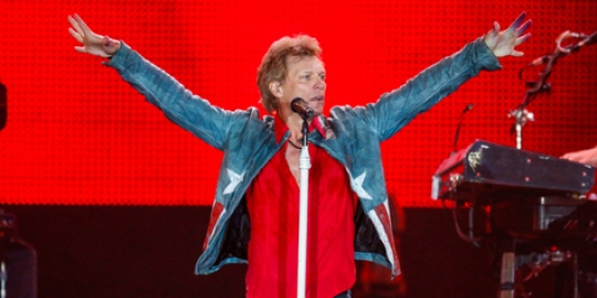 Nostalgia rasa, Pria ini nonton Bon Jovi pakai baju SMA