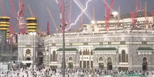 Sebelum crane patah, Masjidil Haram disambar kilat