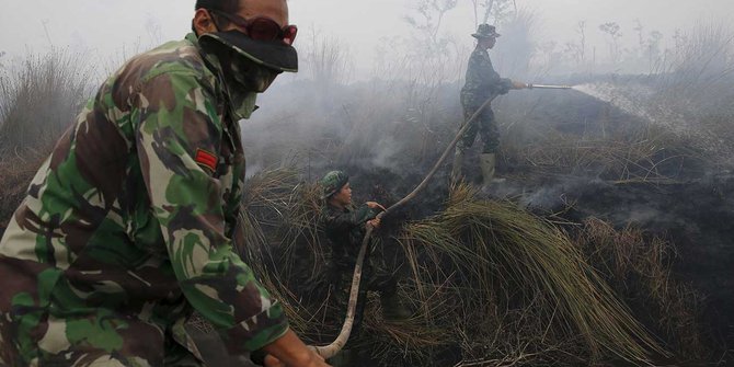Aksi TNI jinakkan kabut asap di Sumsel