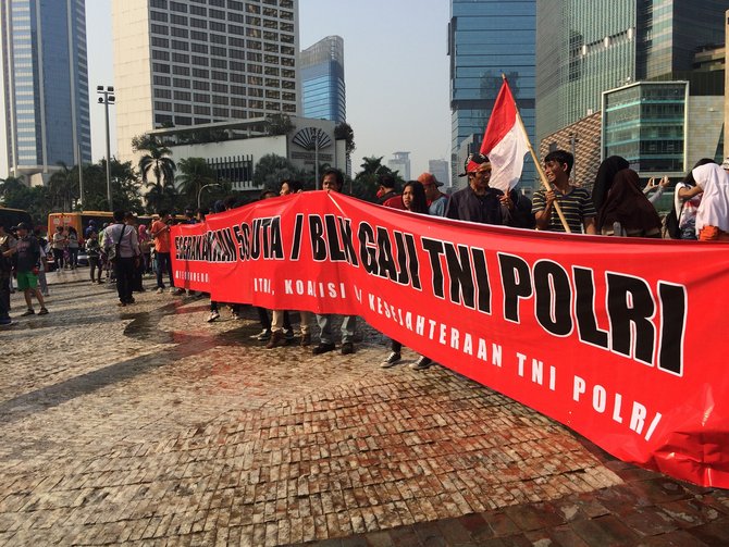 demo minta gaji polri tni naik jadi rp 50 juta