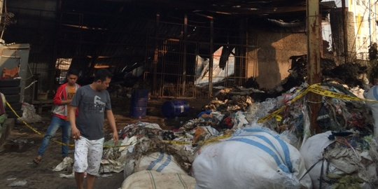 Polisi mintai keterangan pemilik soal terbakarnya gudang plastik