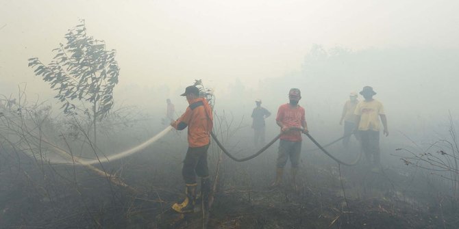 Aksi tim gabungan terobos asap tebal padamkan kebakaran hutan Riau