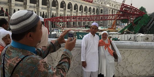 Jemaah haji Indonesia foto-foto di lokasi crane jatuh di Makkah