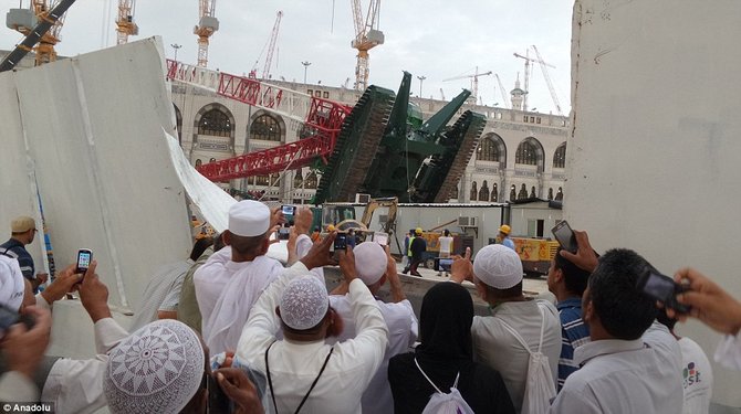 jamaah haji ambil foto crane jatuh di masjidil haram