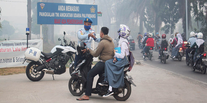 Aksi POM TNI AU bagikan masker biar rakyat tak sesak